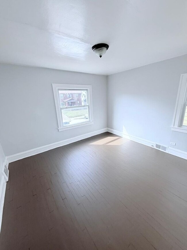 Building Photo - Spacious 4-Bedroom Single-Family Home with 2-Car Garage in Cleveland Heights