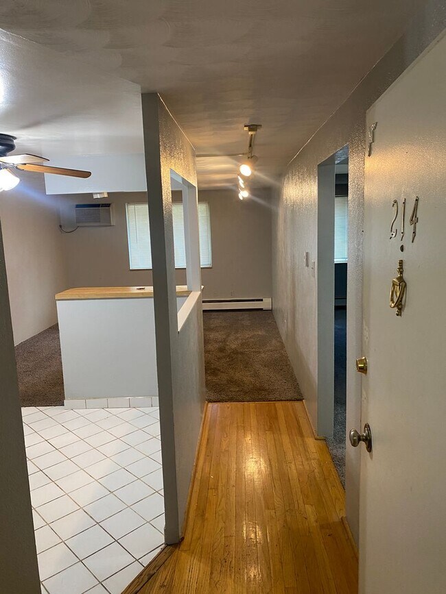 Building Photo - 2-Bedroom 2-Bathroom Condo in Country Club Villas!  ***Move-In Special***