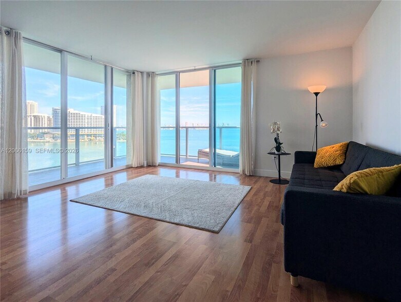 Building Photo - 1155 Brickell Bay Dr