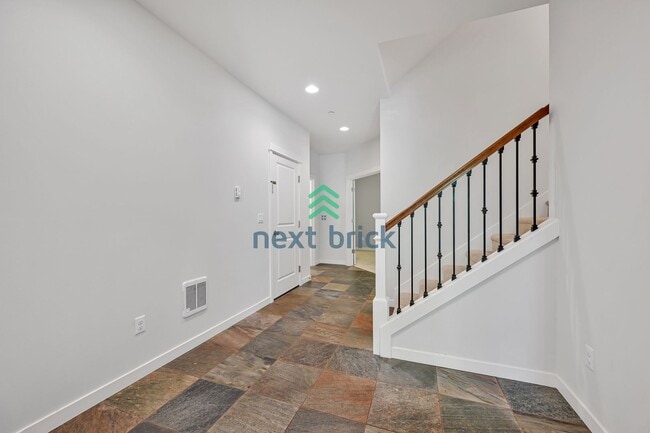 Building Photo - A spacious 4-bedroom+ 2 dens +Bonus Room a...