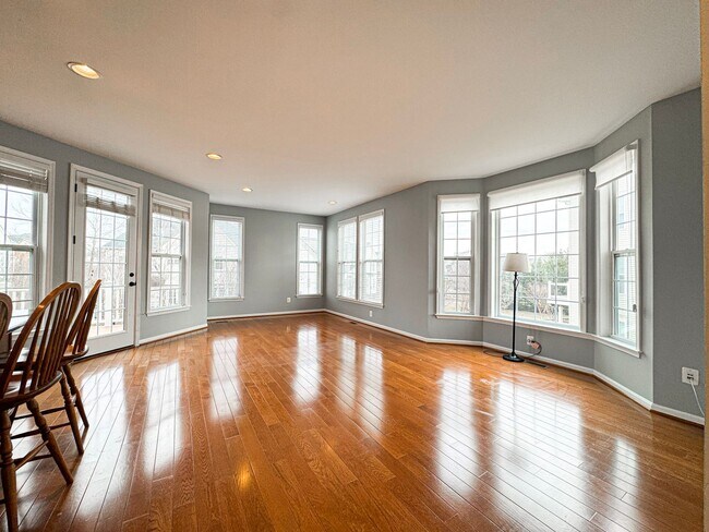 Building Photo - Stunning 3 Bed 2/2 Bath End-Unit Townhome In Desired Stone Ridge South