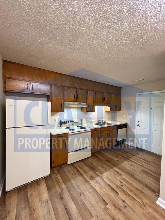 Building Photo - 3038/3040 Blue Springs Rd