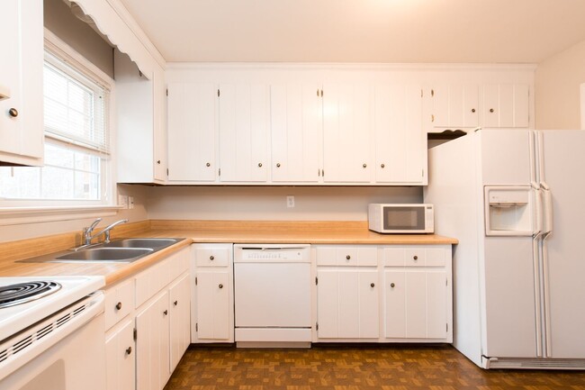 Building Photo - Wonderful Westend Townhome