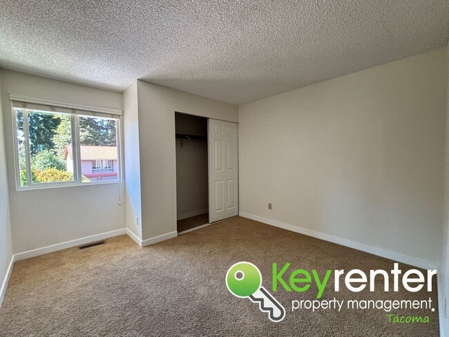 Building Photo - North Tacoma home located in Cul-De-Sac an...