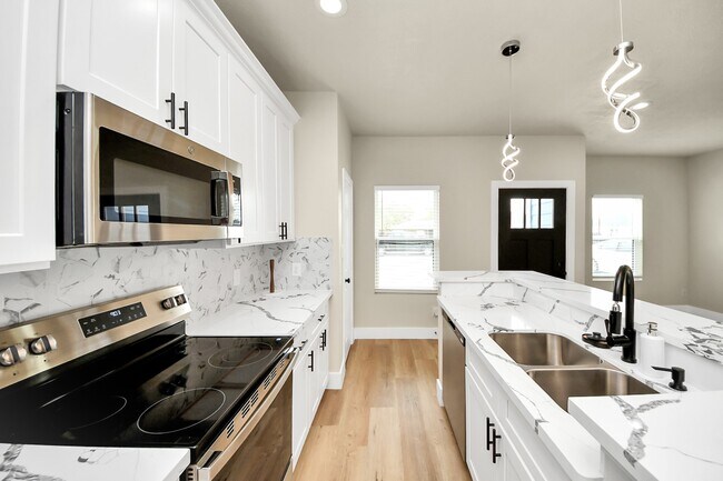 Building Photo - 5211 Amy St