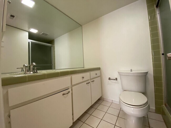 Building Photo - Lovely 2 Bedroom, 2 Bathroom Condo!