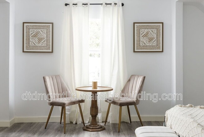 Building Photo - 110 E Craig Pl