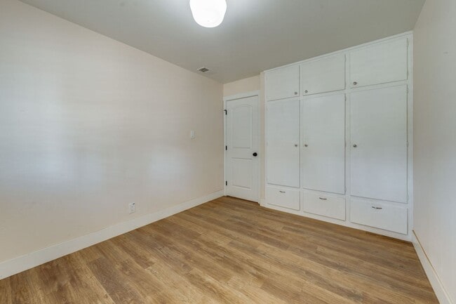 Building Photo - Updated 3-Bedroom Home! Modern Kitchen, Co...