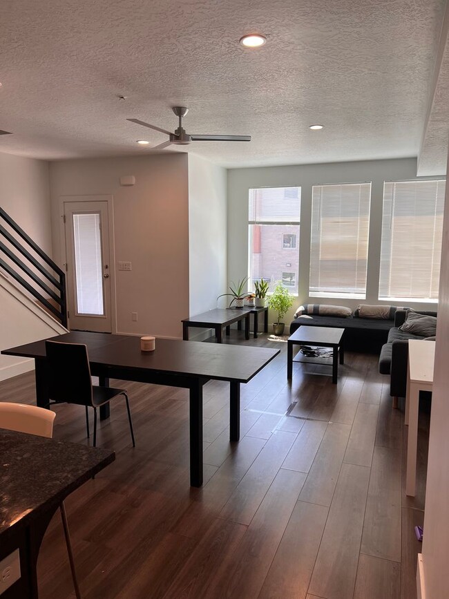 Building Photo - Beautiful Townhome in great location!