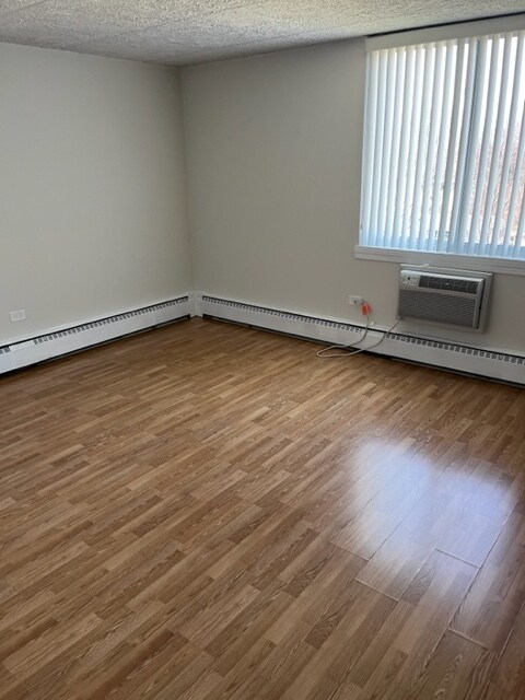 Primary Bedroom - 225 S Rohlwing Rd