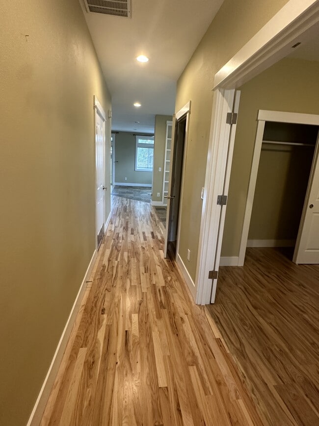 Building Photo - 3104 Sunset Dr W