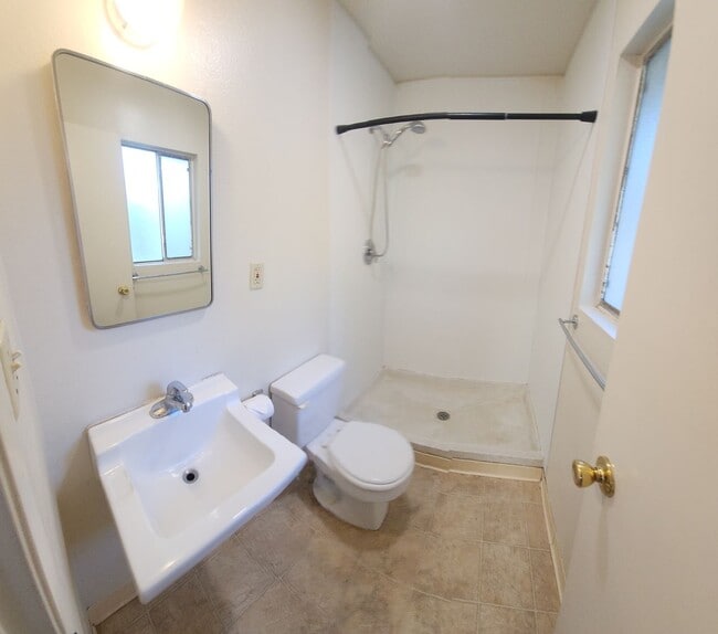 Building Photo - 4 bed 2 bath spacious home with 2 car garage in SLO!