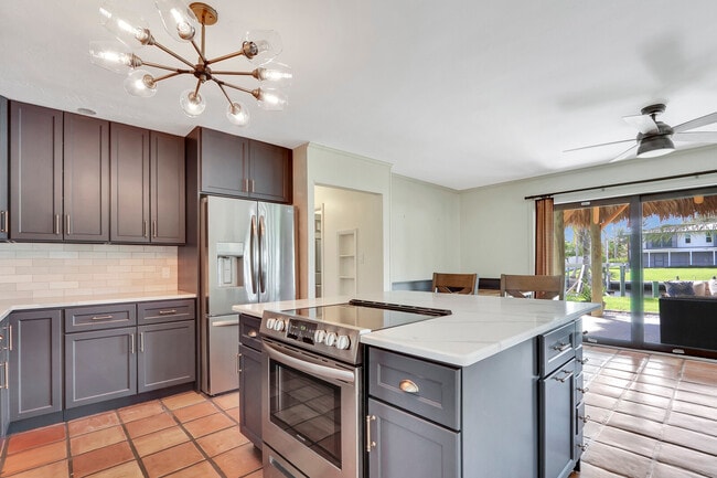 Building Photo - 8336 SE Palm St