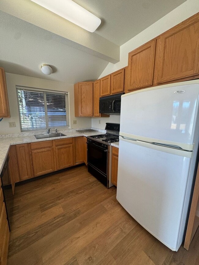 Building Photo - Downtown Grass Valley 2 Bed/1 Bath with Ta...