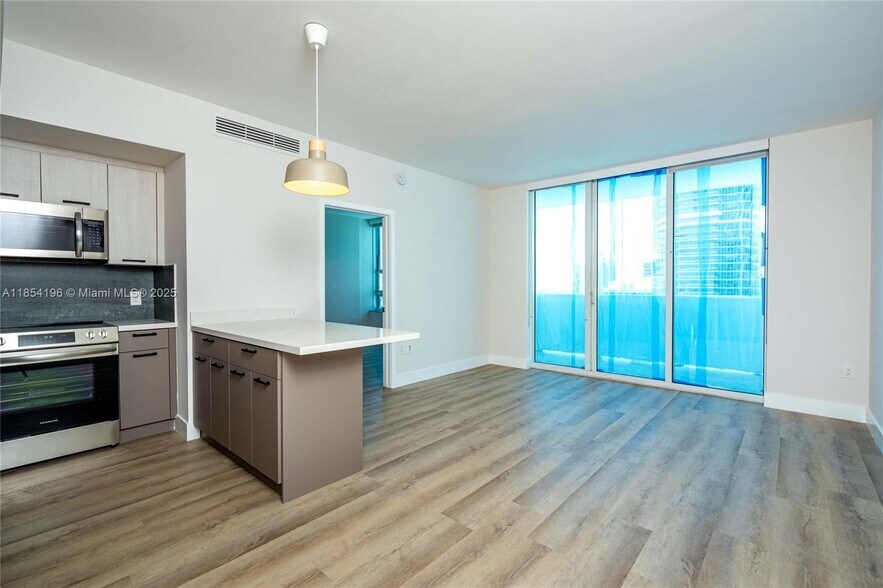 Building Photo - 950 Brickell Bay Dr