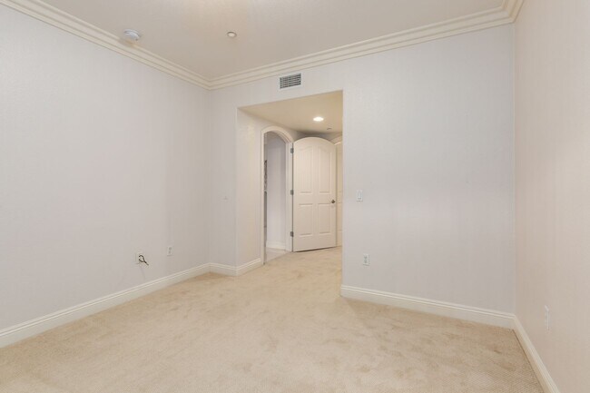 Building Photo - Expansive Marina District 2 Bedroom at Cit...