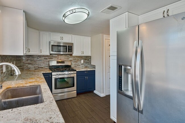 Building Photo - Beautifully Updated 3-Bed Townhome in Carm...