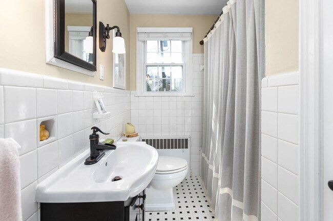 Building Photo - Stunning Irving Park 4 bedroom, 4 bathroom home in Greensboro!