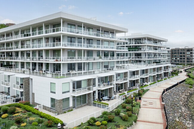 Building Photo - Glass House