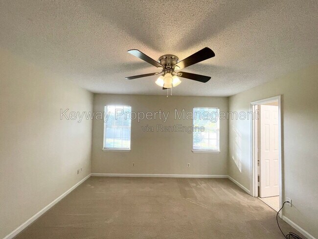 Building Photo - 642 Clinton Way W