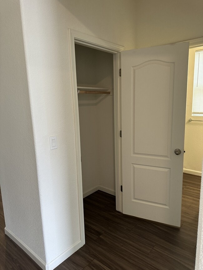 Building Photo - Manteca 5 Bedroom, 3 Bath Executive Style ...