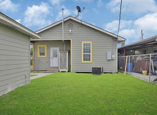 Building Photo - 2418 Delafield St