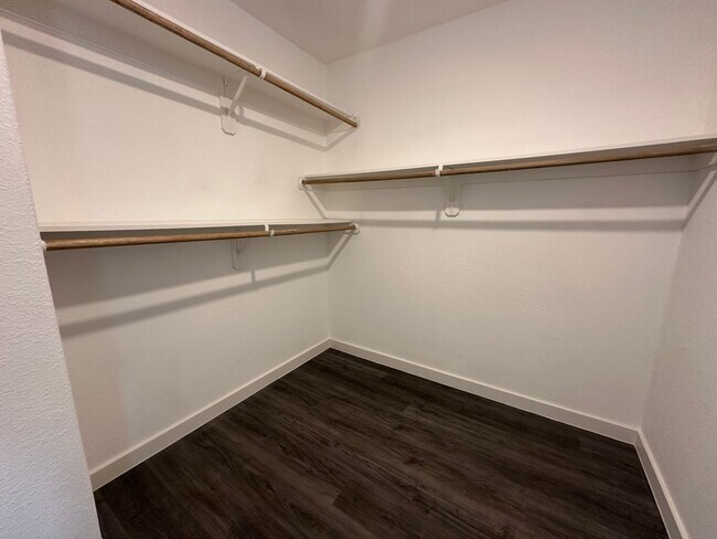 Building Photo - 3-Bedroom Duplex with Modern Finishes & Fu...