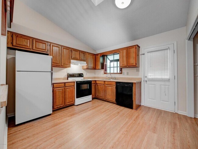 Building Photo - 114 Pine Crest Dr