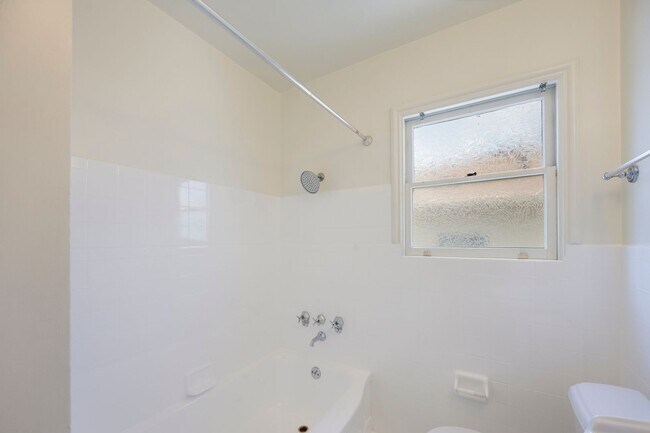 Building Photo - North Berkeley 2 Bedroom Rare Finds!