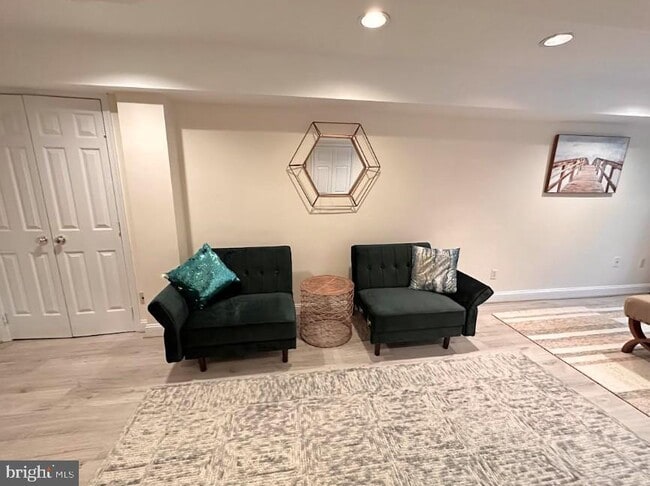 Building Photo - 9915 S Glen Rd