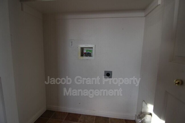Building Photo - 980 Eve Dr