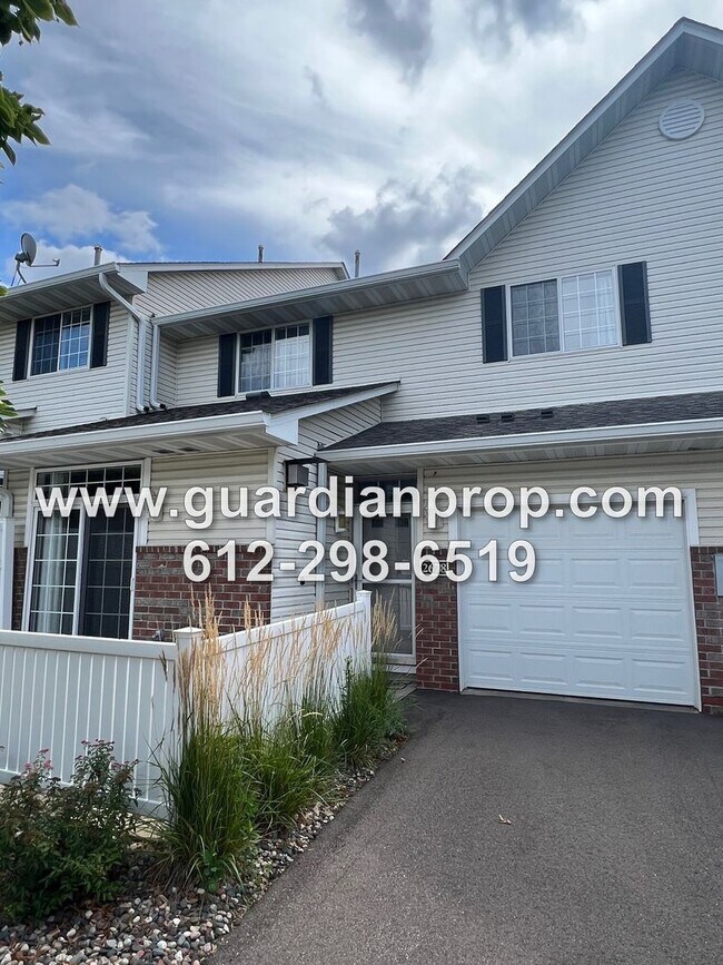 Building Photo - Woodbury Townhouse Available September  1, Open Floor Plan, Loft Area, Fireplace, Updated Kitchen...