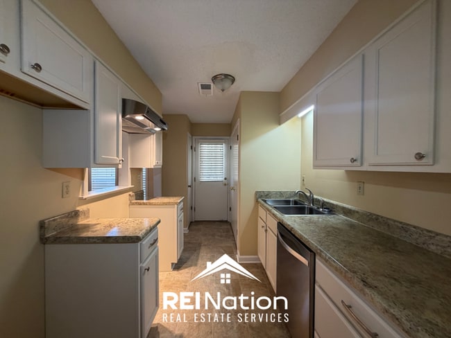 Building Photo - JUST LISTED! 3BR/2BA Memphis Stunner | Vaulted Ceilings & Stone Fireplace | Fenced Yard!