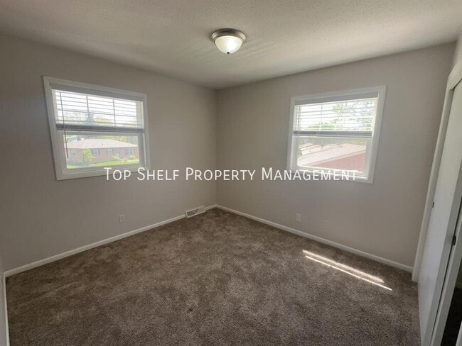 Building Photo - 308 SW Westview Dr