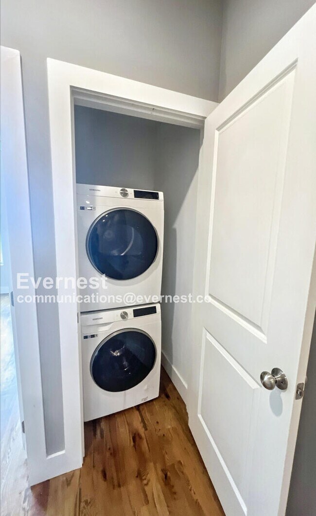 Building Photo - 50% Off First Month Rent! Spacious 4-Bedroom Home with Modern Amenities / Pet-Friendly / Availabl...