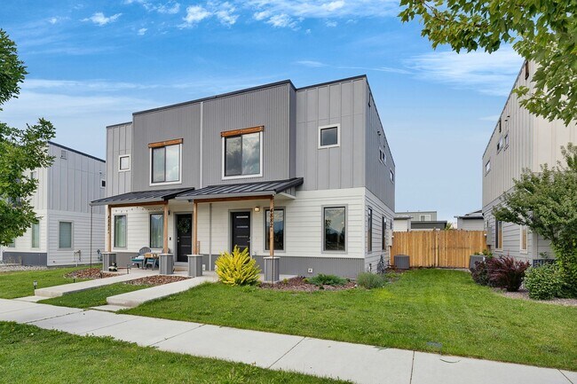 Building Photo - 3 Bed 2.5 Bath Townhome With Garage | $2,6...