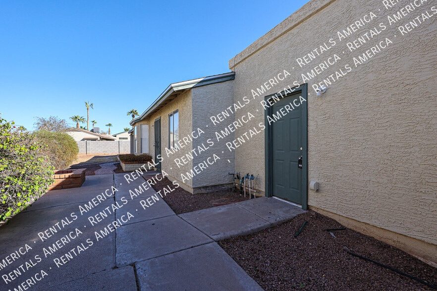 Building Photo - 630 E Jensen St