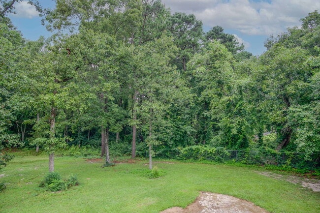 Building Photo - Charming 3 Bedroom, 2,5 Bath home with hug...