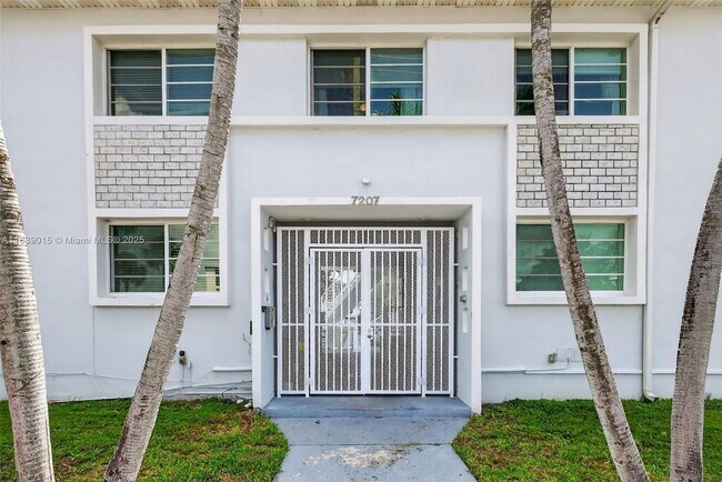 Building Photo - 7207 Bay Dr