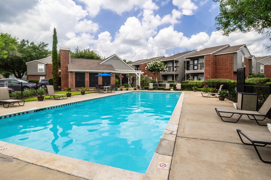 Sparkling Pool - Hickory Hill