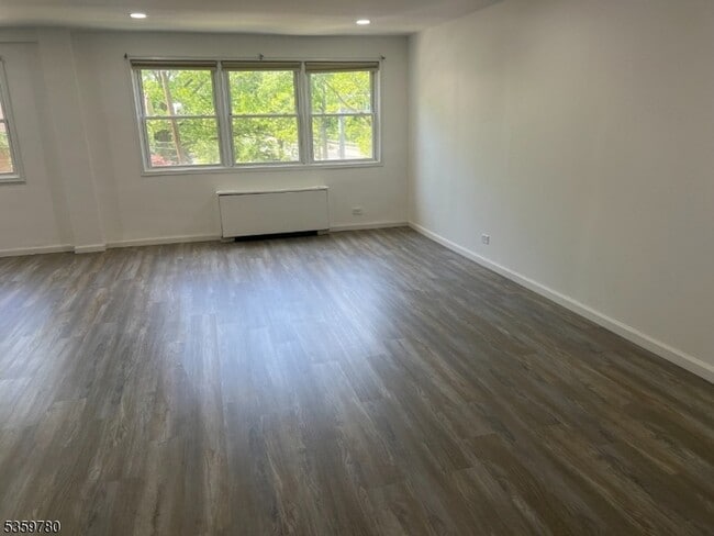 Building Photo - 39 E 39th St