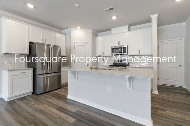 Building Photo - Townhome | Bonus Loft Space | Internet Inc...
