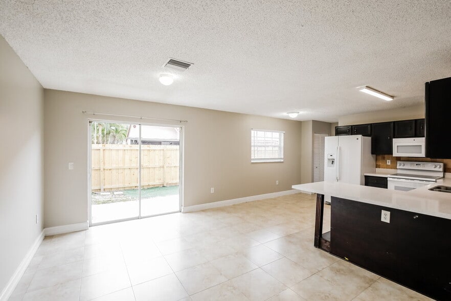 Building Photo - 40 NW 110th Ave