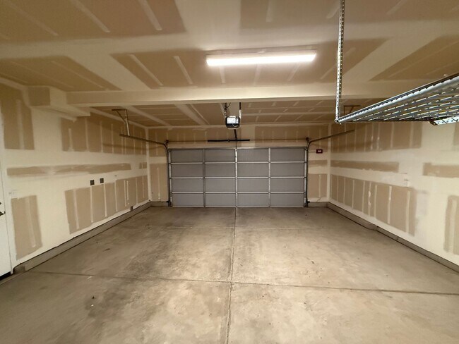 Building Photo - 2021 built two story in Oakdale!