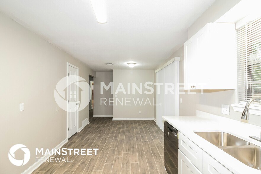 Building Photo - 5009 S Briarwood Dr