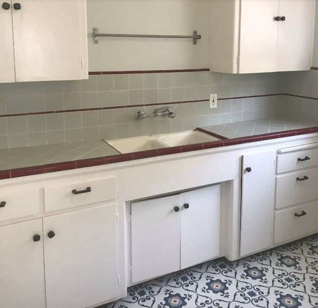 Building Photo - 3023 E 5th St