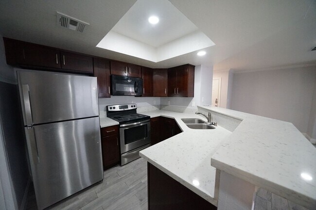 Building Photo - SHOWINGS AVAILABLE NOW