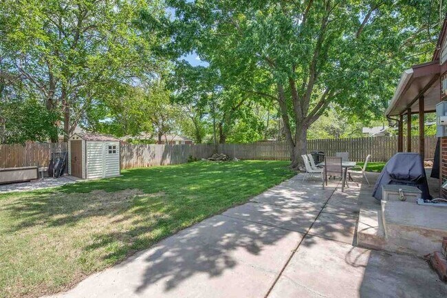 Building Photo - 368 N Hillcrest St