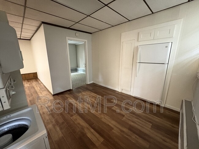 Building Photo - 931 S Fancher Ave