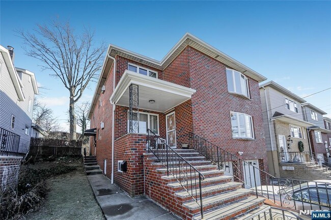 Primary Photo - 416 7th St